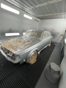 Voiture en préparation pour la peinture