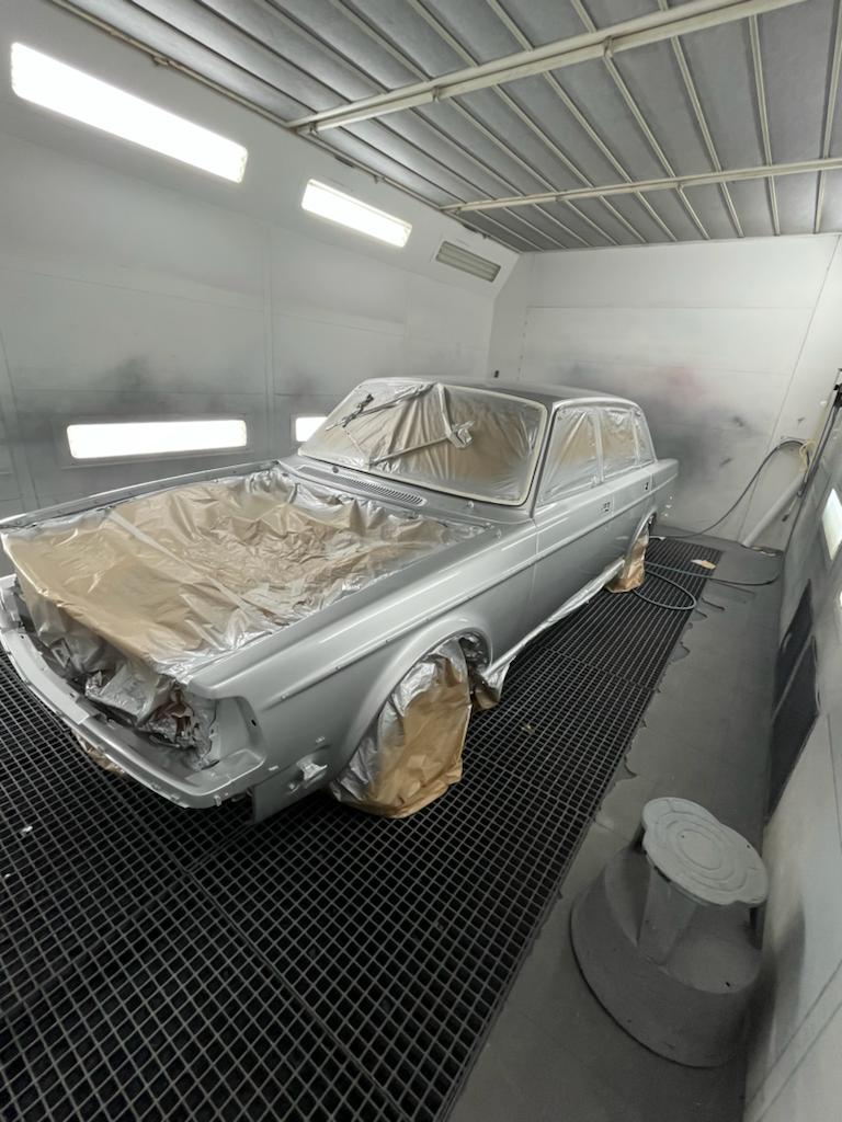 Voiture en préparation pour la peinture