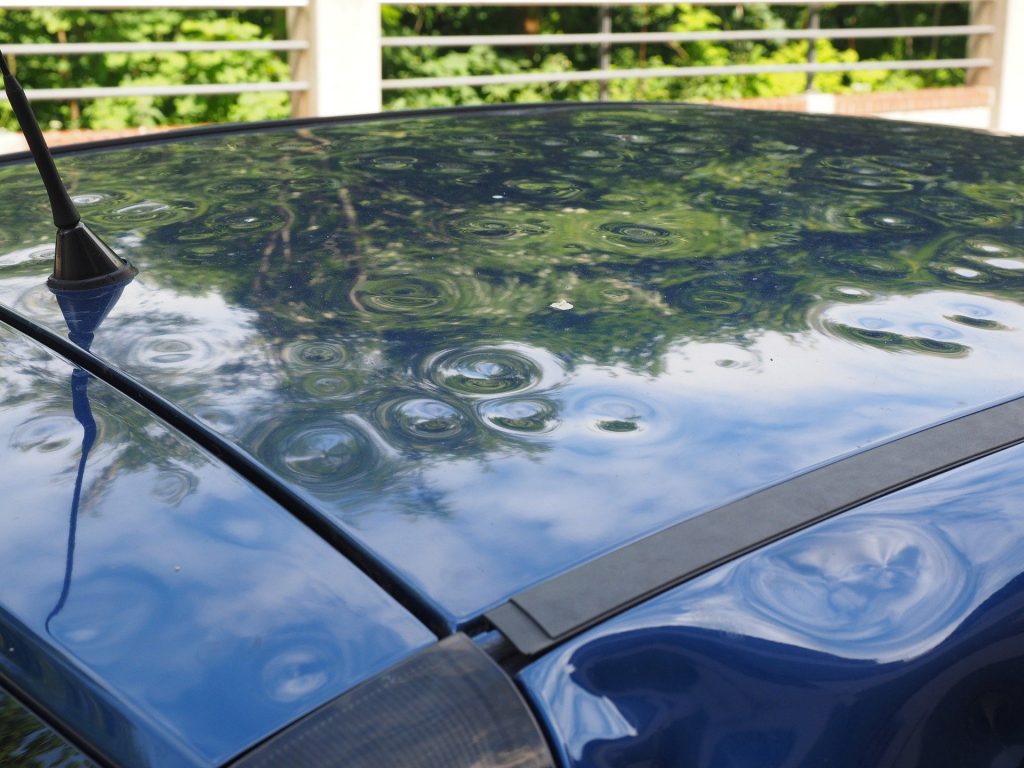 Impacts de grêle sur le toit de la voiture